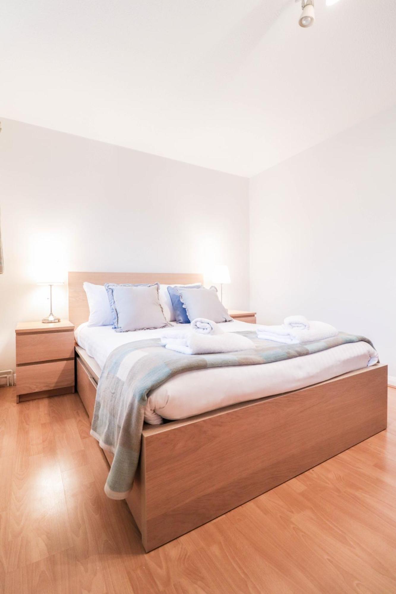 Bright And Spacious Contractor House L Parking! Borehamwood Zewnętrze zdjęcie