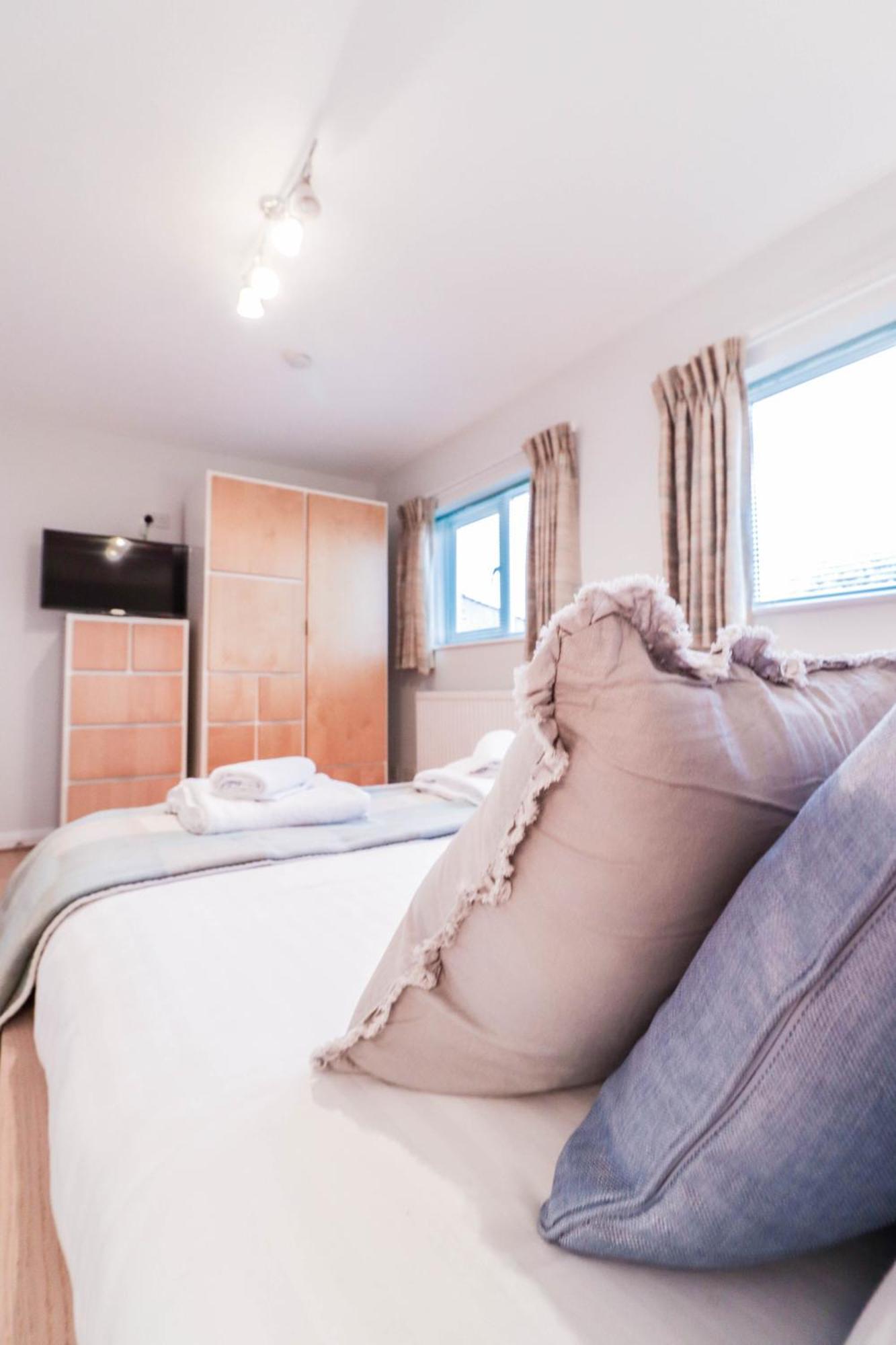 Bright And Spacious Contractor House L Parking! Borehamwood Zewnętrze zdjęcie