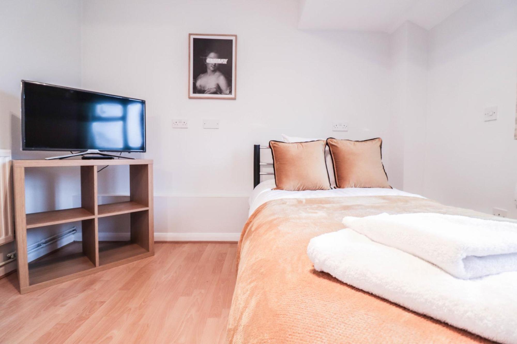 Bright And Spacious Contractor House L Parking! Borehamwood Zewnętrze zdjęcie