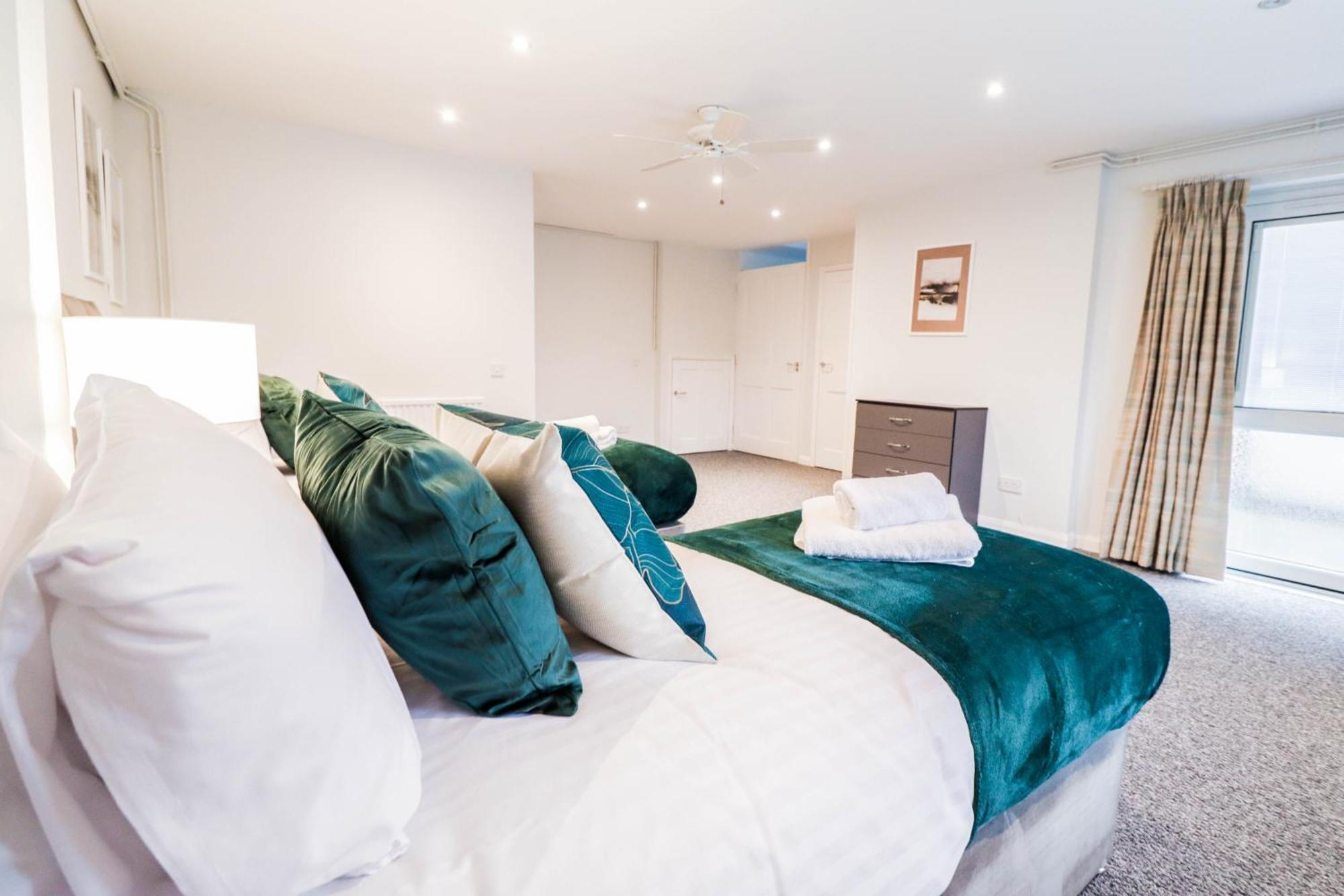 Bright And Spacious Contractor House L Parking! Borehamwood Zewnętrze zdjęcie