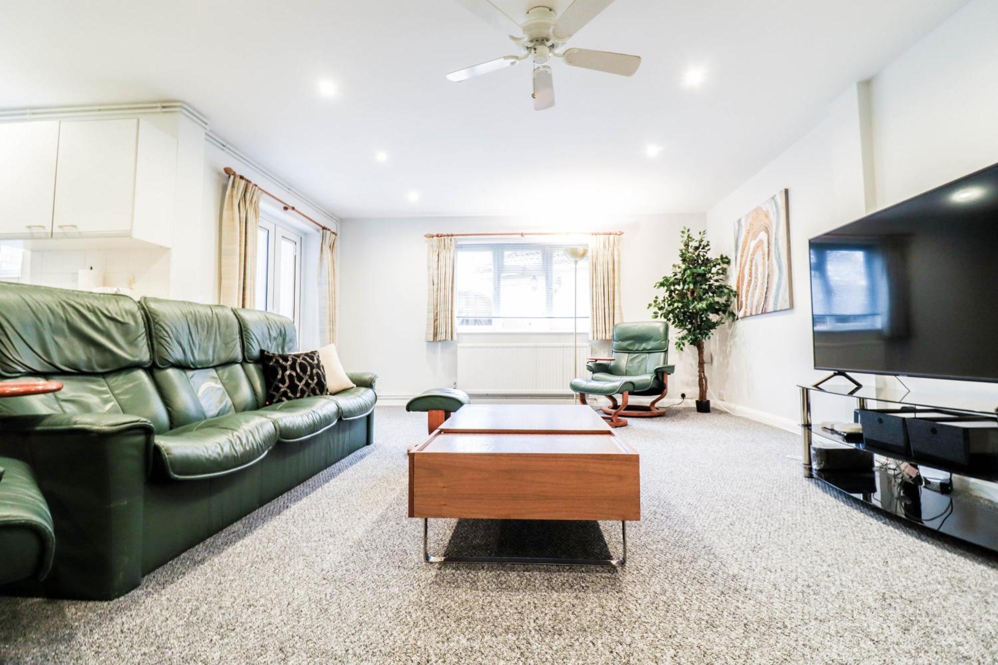 Bright And Spacious Contractor House L Parking! Borehamwood Zewnętrze zdjęcie